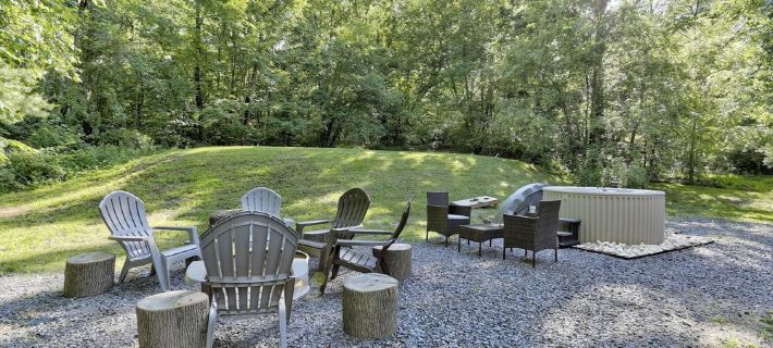 Large Private Rustic Retreat w/hot tub, fire pit, game room Hotels in Pocono Township