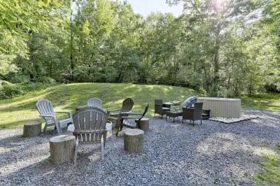 Large Private Rustic Retreat w/hot tub, fire pit, game room 카멜백 마운틴 어드밴쳐스 주변 호텔