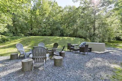 Large Private Rustic Retreat w/hot tub, fire pit, game room