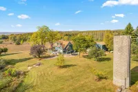 Farmhouse 1918 - Luxe 5-Bedroom Retreat on 4.5 Acres in Beautiful Boyne City Hotels in Evangeline Township