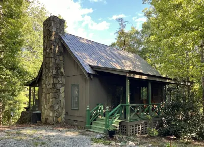 Charming cabin near Lake Rabun with fire pit + easy access to mountain hikes Отели рядом с достопримечательностью «Парк штата Таллла Гордж»