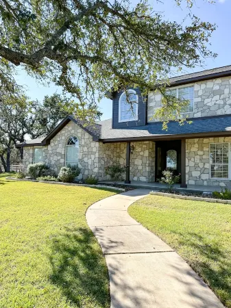 Hill Country Retreat - Pool, Spa, 55 Acres -Only 4 Miles to Downtown Dripping! Отели рядом с достопримечательностью «Ian's Chapel at Camp Lucy»