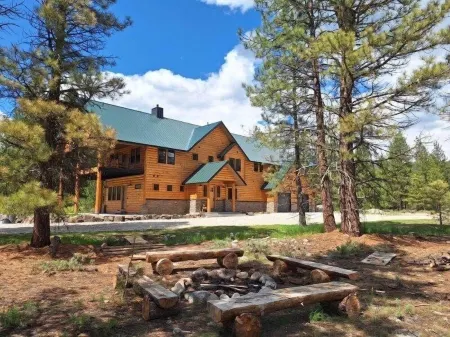 Secluded 7,800 SqFt Cabin in the Woods- Pond, River, Theater, Disc Golf & More