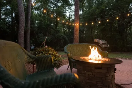 Charming Guest Favorite•Fenced Yard•Close to Sgmc & Vsu•Luv Pets•Gas Fire Pit