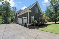 Family Resort! MINI GOLF, heated pool, lakefront, hot tub, game room & theater!