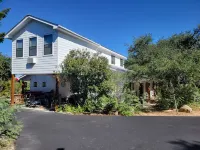 Centrally Located Vacation Rental with 7 B/R and 7 Private Bathrooms and Pool