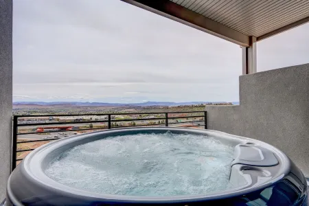 Welcome to the Hilltop Resort where you are surrounded by luxury & beauty. Отели рядом с достопримечательностью «Ред Хилс Десерт Гарден»