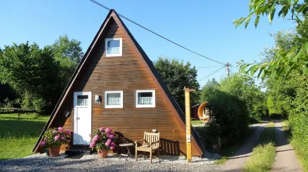 Eichhörnchen-in der Natur Zuhause-fass-sauna im Garten
