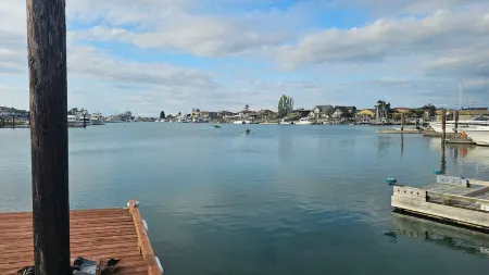 Waterfront luxury retreat in Sandy point - Private dock - Steps from the beach Отели рядом с достопримечательностью «Silver Reef Casino»