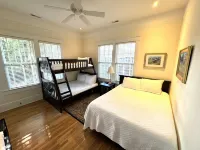 Deluxe Downtown Bungalow - fenced in yard, pet friendly.