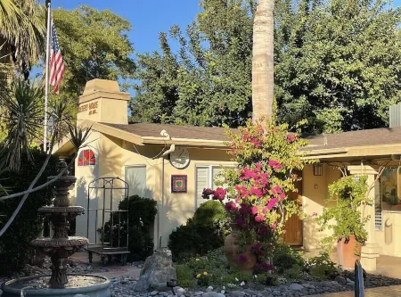 Room 5️⃣ studio in a boutique hotel with kitchen by the pool in downtown PS Отели рядом с достопримечательностью «Honeymoon Hideaway»