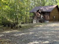 Cozy Cabin located close to Shenandoah National Park, Wineries, and Breweries.
