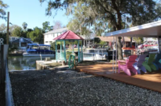 Tiki Tropical Retreat - directly on the clear Weeki Wachee River (not a canal)