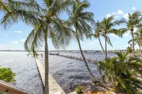 Luxurious Dockside Jensen Home with Guest House Hotels in Rio