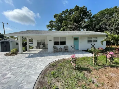 Coastal Cottage House -- Close to Beaches!! Welcome to Paradise! Отели рядом с достопримечательностью «Запад Гейт»