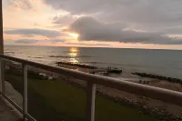 Lake Life-The beach is your back yard !   3br/3bath