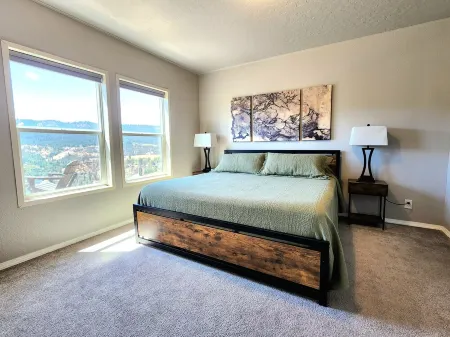 Grandview Getaway offers spectacular views overlooking the Clearwarter river.