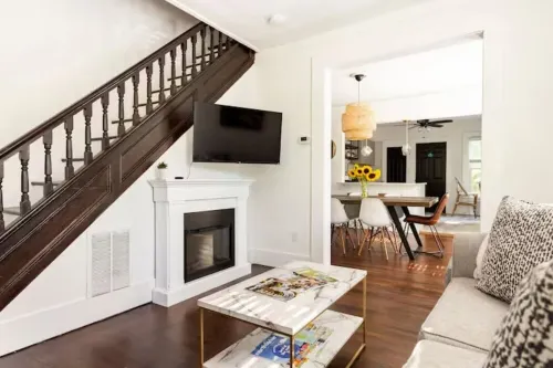 Renovated Townhouse Walk to All Hoteles en Greenport