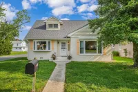 Crab Shack in Town-Walk to beach and restaurants-Sleeps 6