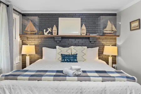 Clear Creek Retreat - Pet Friendly, King Bed, Hot Tub, Game Room, Fire Pit