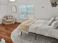 Simply Get-A-Waco - HOT TUB, Sleeps 10+, 5-minute walk to Silos & Downtown Waco!