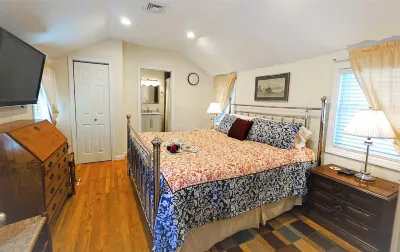 New Coastal House, Steps to Keyes Beach, Main Street, Harbor; AC, Linens, Wi-Fi Hotels near Hyannis Rear Range Light