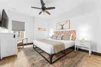 NEW! LAZY RIVER+Pools+Hot Tub+Game Rm+Theater Rm+Arcade, LAKE Views, Sleeps 22