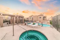 2BD Gated Condo, Pool, Patio, Near University of Arizona, Tucson AZ 🌵