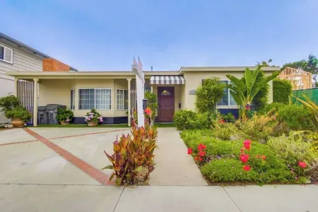 50 ft from the SAND 30 seconds Отели рядом с достопримечательностью «Торрей Пайнс Стейт Бич»