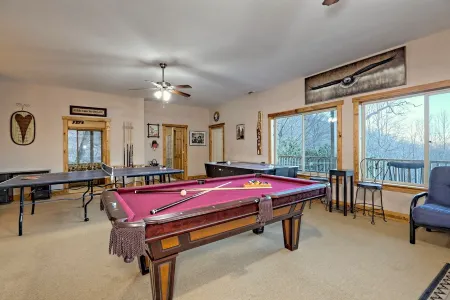 Sky's The Limit - Mountain & Golf Course Views, Game Room, Cmty Pool + Hot Tub! Отели в г. Рейбан