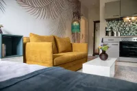 Modern 1-room apartment near the train station, newly renovated, top furnishings