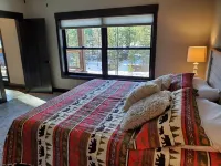 New 5 Bed 4 Bath Cabin, Fire Pit, Hot Tub, Arcade Games & All Paved Roads Hoteles en South Lawrence