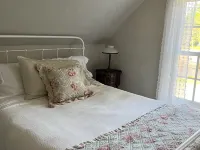 “STEP BACK IN TIME” 1880’ charmer.<br>Riverside Cottage<br> Hotels in Warren