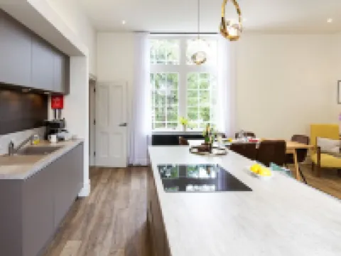 Stunning, stylish, huge 2 floor Georgian apartment 클리데로 호텔