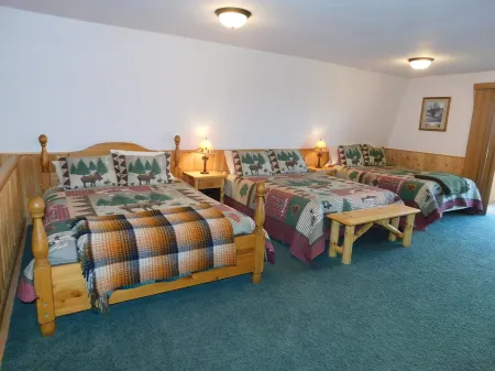 Meadow and Mountain Views just 23 miles to Yellowstone Отели рядом с достопримечательностью «Pinecone Playhouse at Mack's Inn Resort»