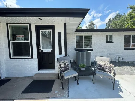 Huge Ranch Home with 2 game rooms!  Enjoy shuffle board, Ping Pong & Hot Tub Отели рядом с достопримечательностью «Библиотека Хай Плейнс Лайбрари Дистрикт Сентенниал Парк»