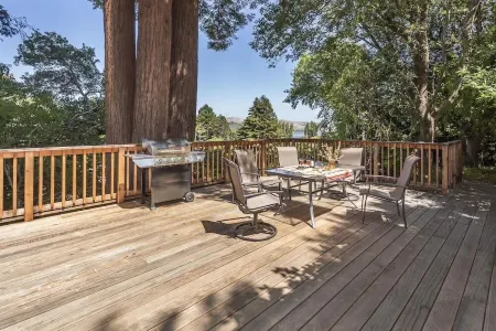 Lloyd's Lookout - Spacious 3 Bed Retreat with Stunning Bay Views