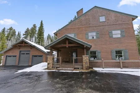 Elegant Family Cabin w/ Hot Tub & Game Room, 5 Mins to Breck