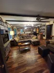 Charming lake cabin located next to Racoon State Park.