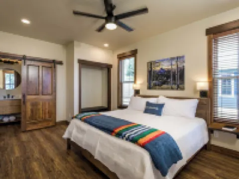 Grand Opening Pricing! 401A Cozy Cabin with views of Flathead Lake 萊克賽德酒店