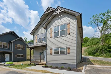 BRAND NEW- August Available! Close to Parkway, GM Room, BBQ Отели рядом с достопримечательностью «Зоопарк Рейнфорест Адвенчерс»