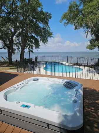 Best on Bay! More Than a Beach House- IT IS Your Destination. Now with New Pier! Отели рядом с достопримечательностью «Парк Сифуд Ландинг»