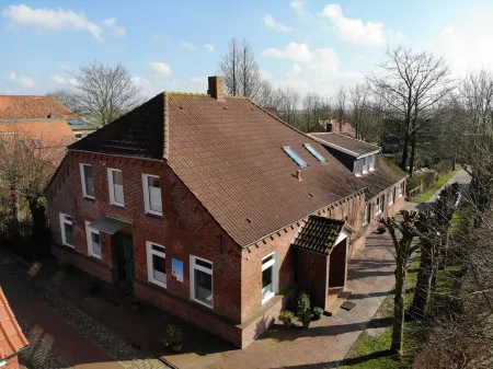 "Ankerplatz" vacation apartment with large garden in the heart of Pilsum