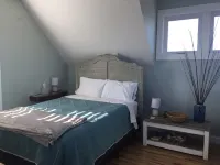 Cedar Island cottage, short walk to beach