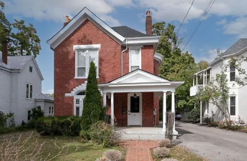 2 Miles to UK-Downtown Lex + Close to Restaurants + Top Location & Neighborhood