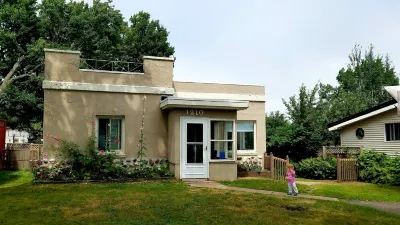 Discover Lil' Casa Marquette! Hotels near Father Jacques Marquette Statue