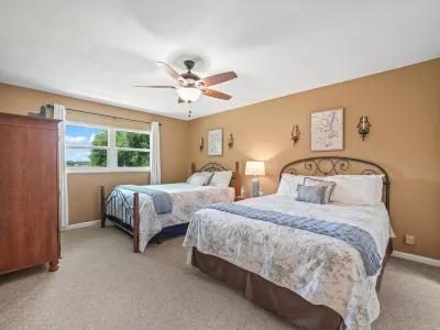 Lake Front! Spacious Home w/heated pool & kayaks