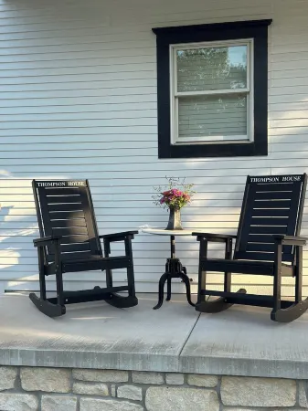 Thompson House #2-Overlooking City Park. Walk to Campus, Aggieville & Downtown Отели в г. Манхэттен