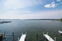 Lakefront - Amazing views! Private Hot Tub & Boat Slips. 12 mins to Ski Resorts!