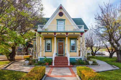 VICTORIAN VILLA - Hot Tub, Pool Table &, Amazing Outdoors